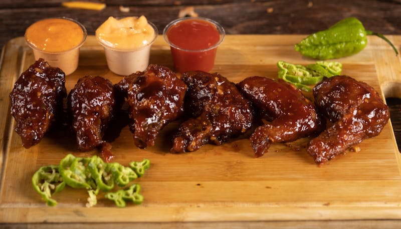 Crispy chicken wings with choice of sauce